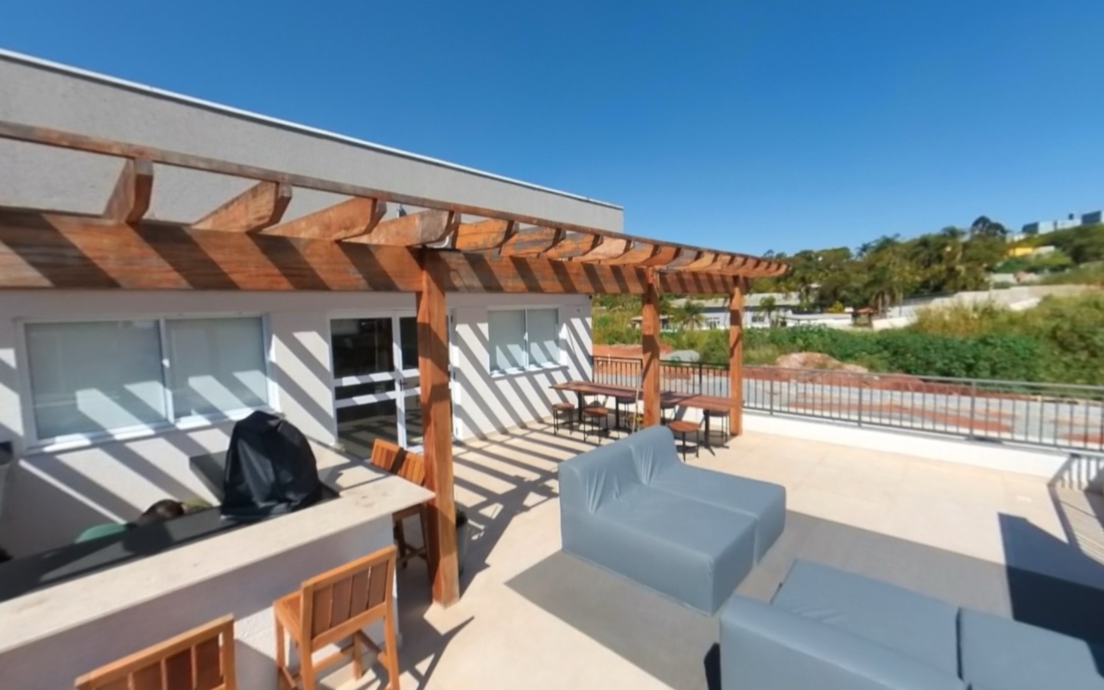 Vista 360° de Deck com pergolado — Villa dos Jatobás