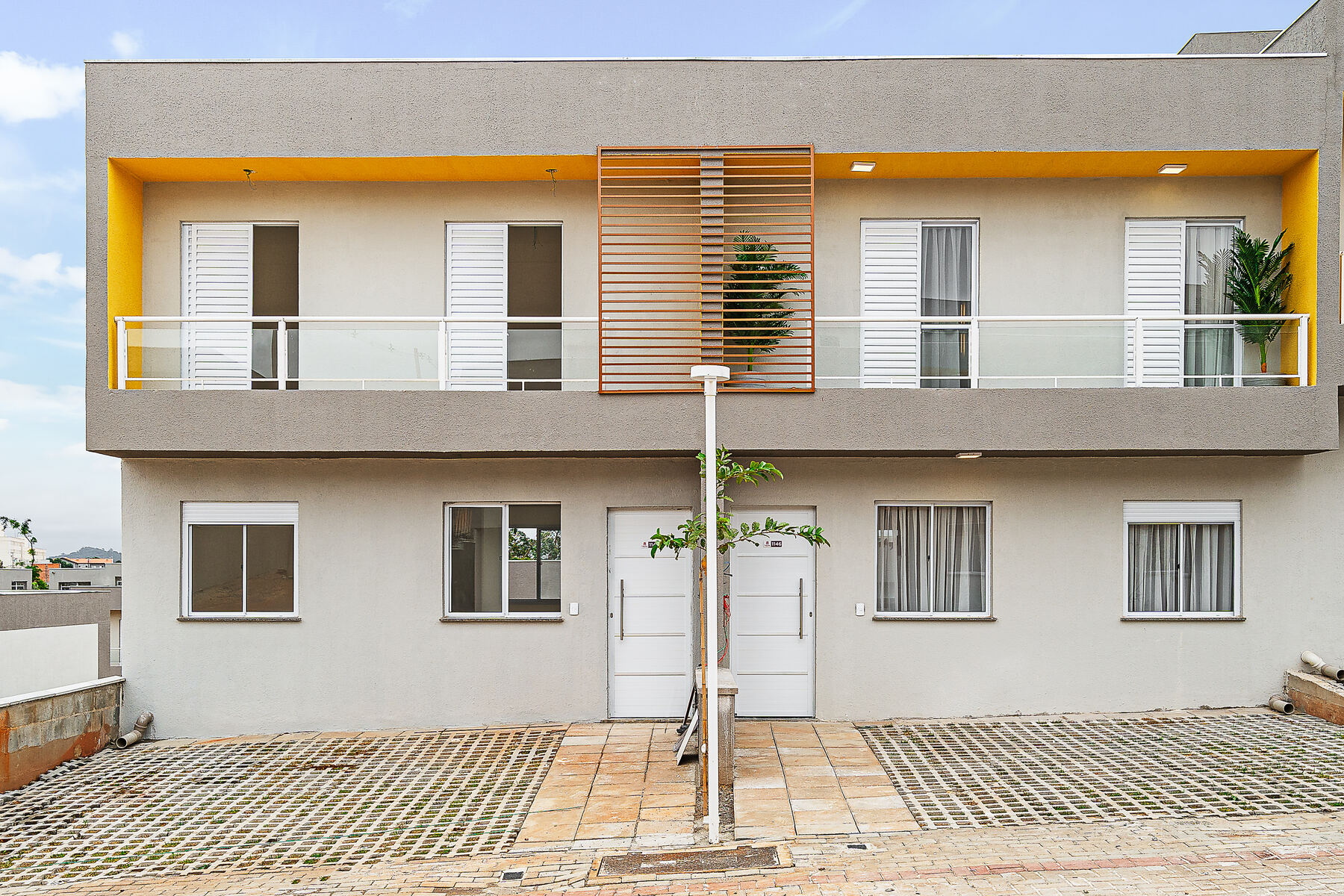 Foto real da fachada das casas prontas da Villa dos Jatobás