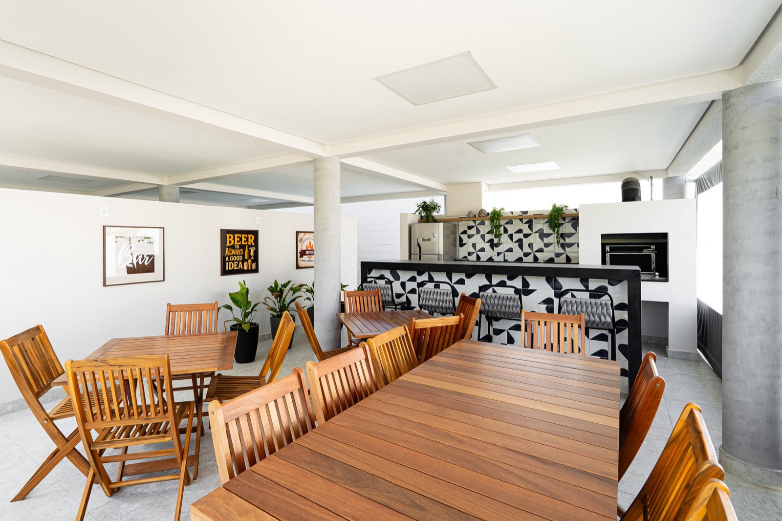 Espaço gourmet com churrasqueiras e mesas
