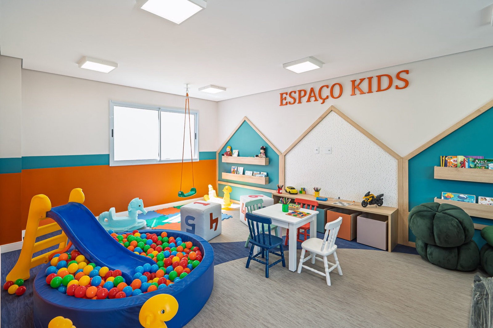 Espaço kids com piscina de bolinhas e brinquedos