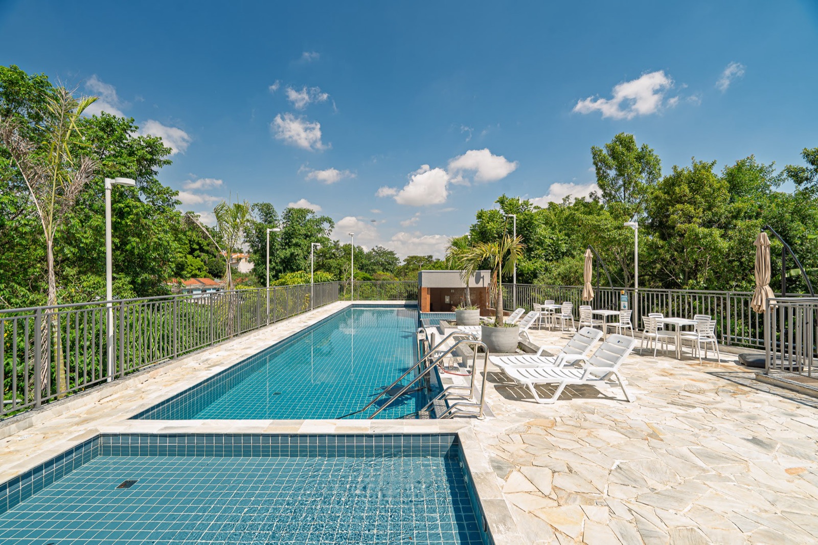 Piscina adulto e infantil com deck da Villa dos Jatobás