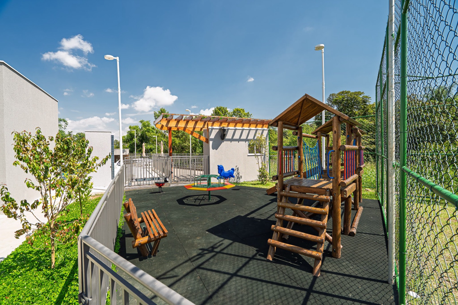 Playground externo com brinquedo de madeira