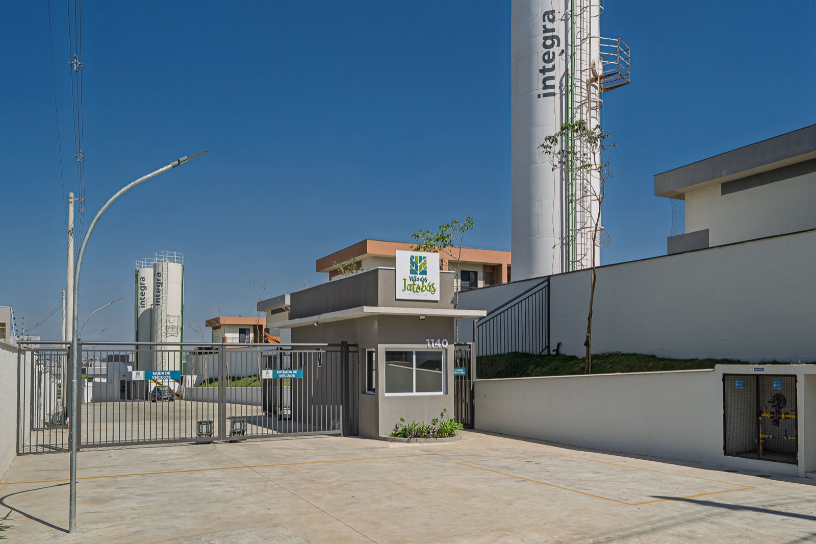 Portaria com guarita e acesso controlado