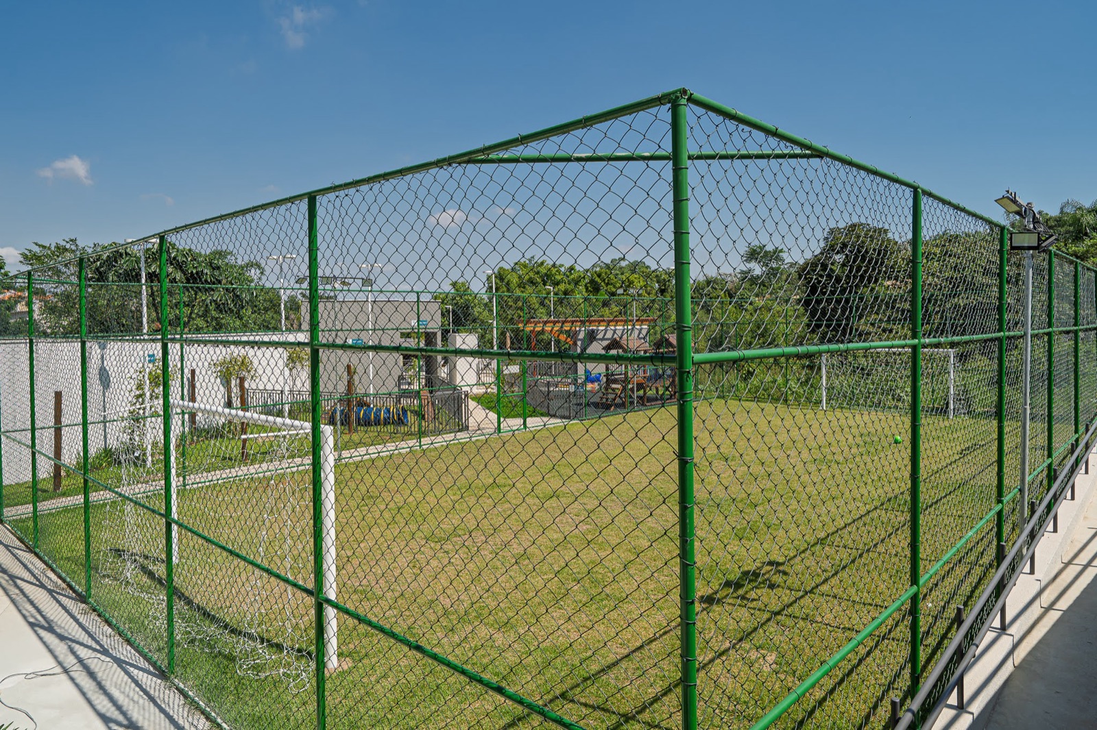 Quadra gramada com alambrado